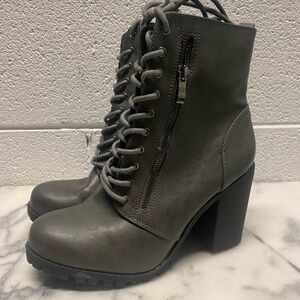 DREAM Pair Size 9 Chunky Grey Fashion Lace up Round Toe High Block Heel Boots